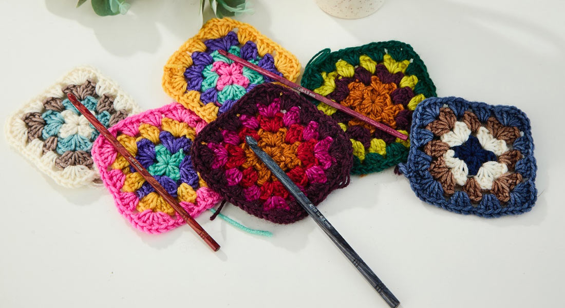 Lernen Sie, wie man das klassische Granny Square häkelt und Designmöglichkeiten  - Blog