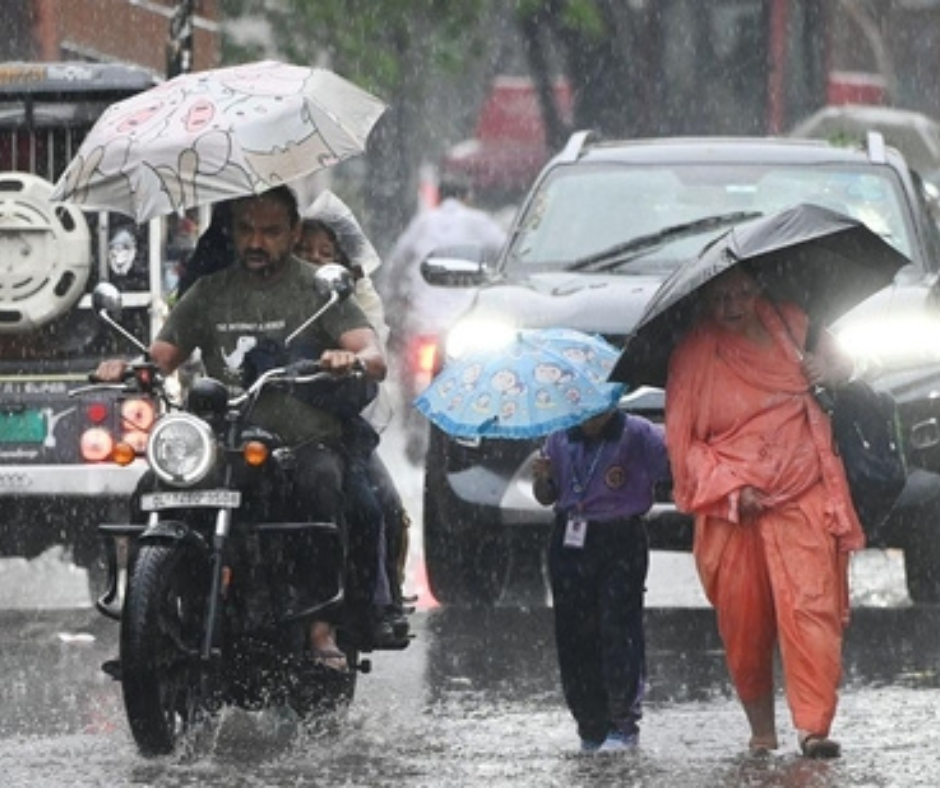 Delhi Weather : Heavy Rain Causes Waterlogging & Traffic Jams |