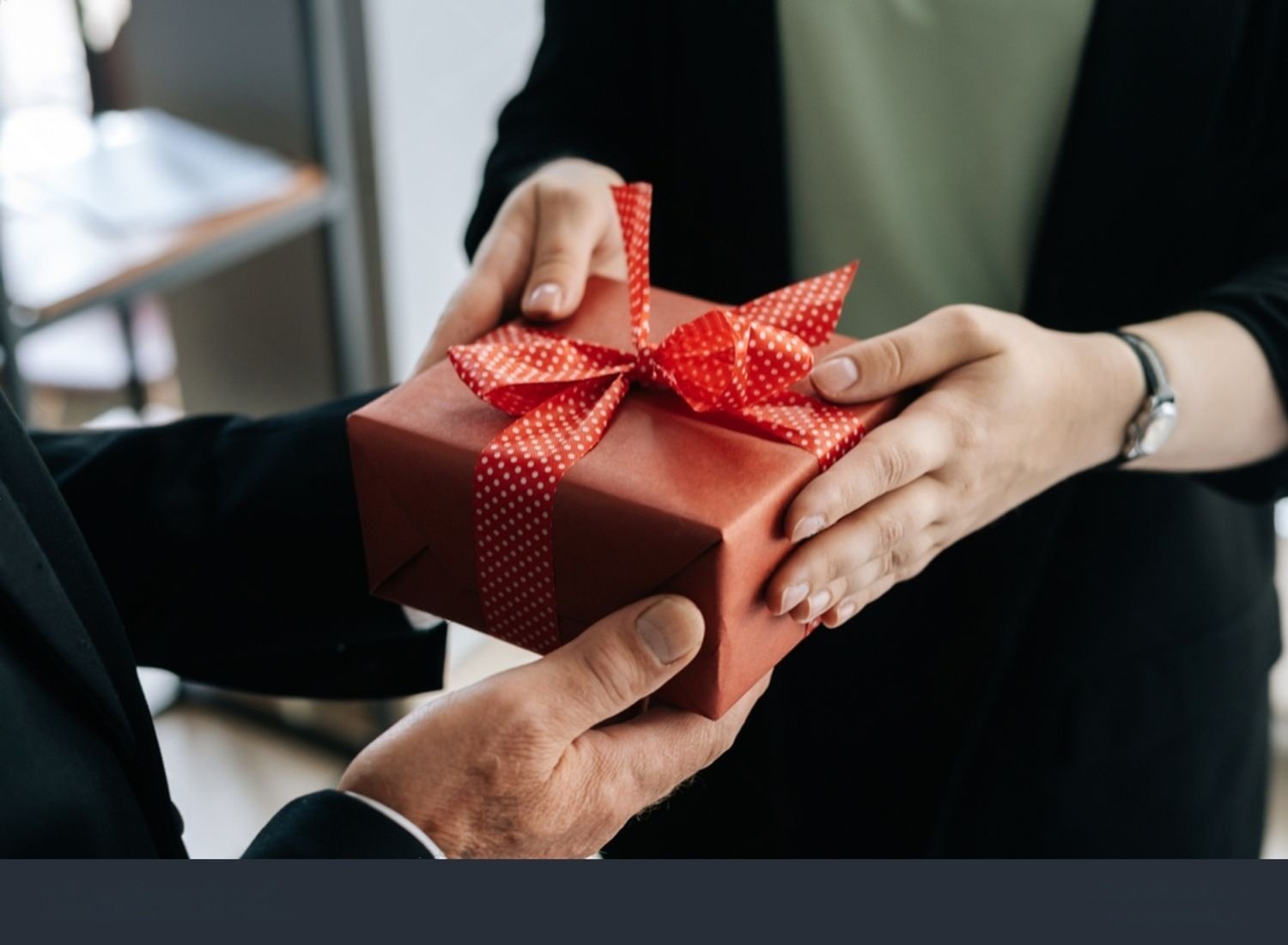 Top Handmade Gifts & Souvenirs to Get From Dubai